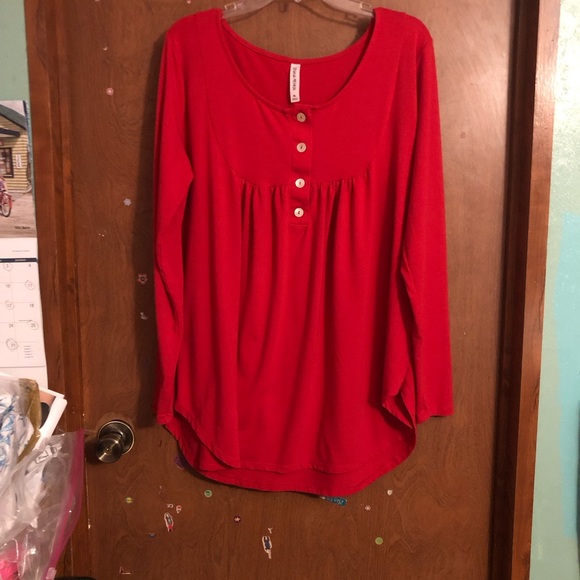 Zenana Outfitters Tops - EUC Zenana Premium Round Neck 4 Button 3/4 Sleeve Pullover Blouse
